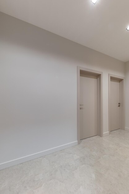 Foto verticale del corridoio in beige elegante Interior design dell'appartamento