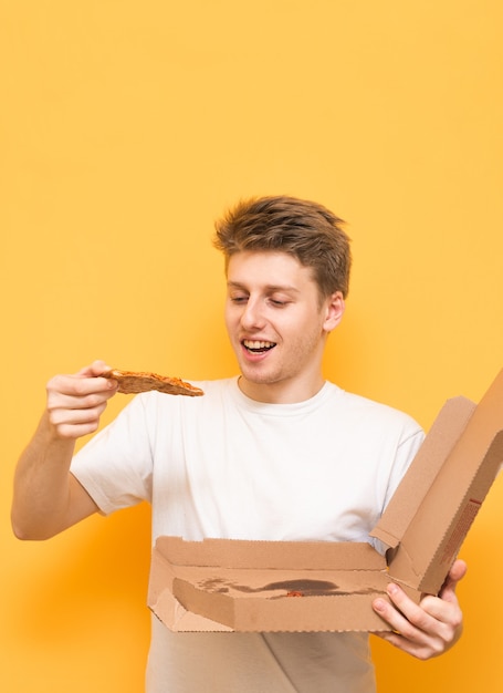 Foto verticale del ragazzo stupito su un giallo