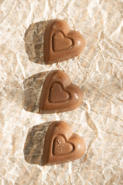Foto verticale di tre cioccolatini a cuore