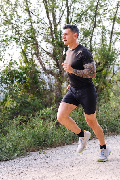 Foto verticale di un uomo che corre in campagna