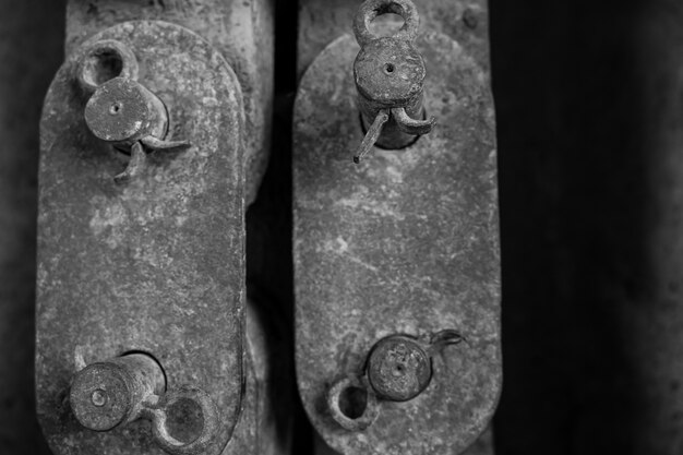 Foto verticale insatura di vecchi pezzi di ferro arrugginito collegati insieme Vintage e antico concetto