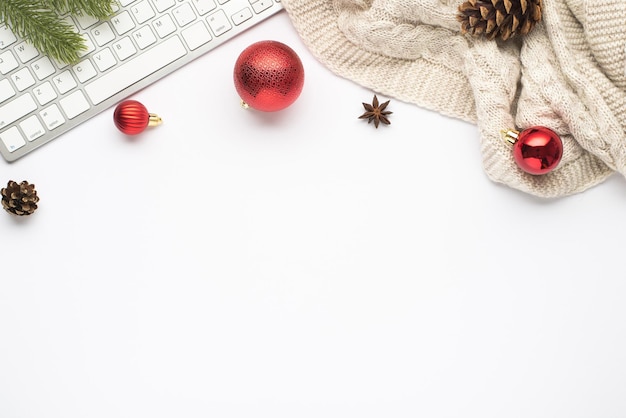 Foto vista dall'alto della tastiera rossa albero di natale palle ramoscello di pino cono anice e maglione accogliente su sfondo bianco isolato con copyspace