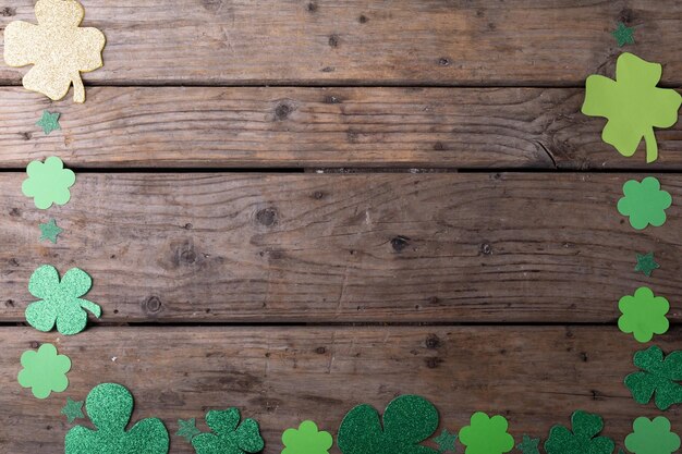 Foto vista dall'alto delle decorazioni dei quadrifogli con spazio per la copia su una superficie di legno. concetto di celebrazione del giorno di San Patrizio