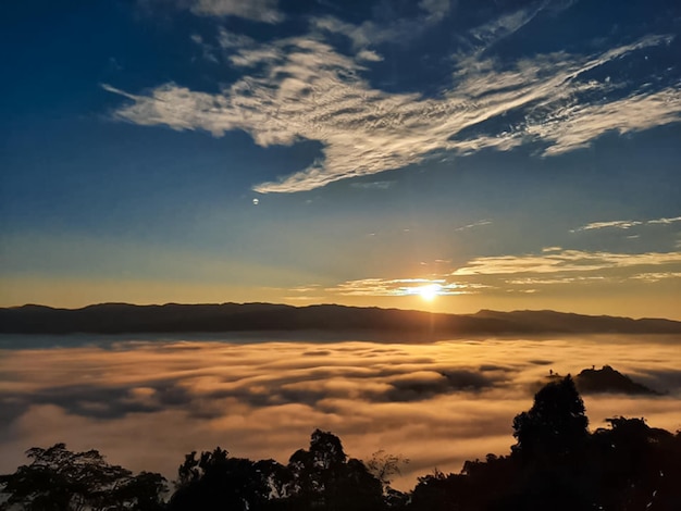 foto vista mozzafiato del tramonto arancione