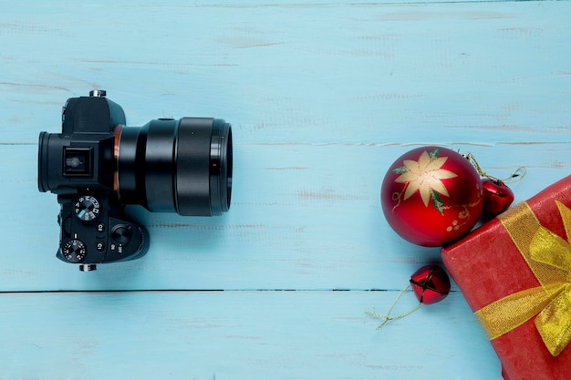 Fotocamera digitale con palla di Natale sul tavolo