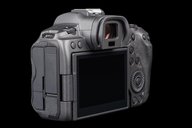 Fotocamera digitale mirrorless nera senza obiettivo isolata su sfondo nero con percorso di ritaglio