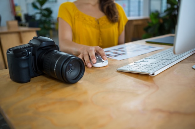 Fotocamera digitale tenuta da tavolo e grafico funzionante