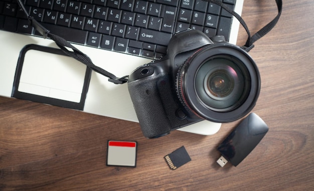 Fotocamera DSLR moderna e computer portatile