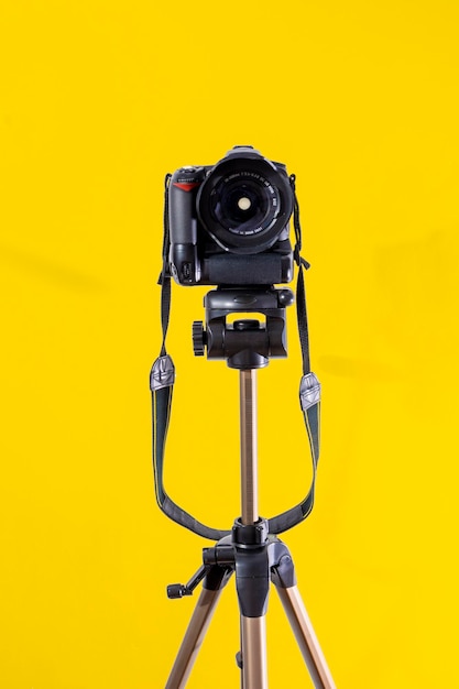 Fotocamera DSLR su sfondo giallo