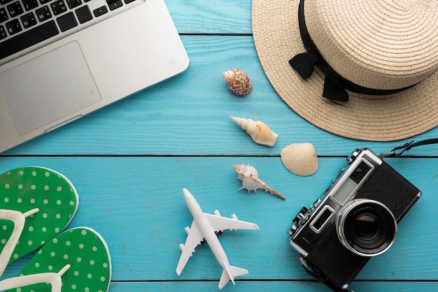 Fotocamera e portatile con il cappello sul tavolo