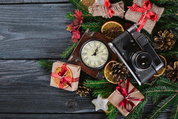 Fotocamera Natale sfondo in legno Vacanze di Capodanno Motivo natalizio Su una superficie di legno Vista dall'alto Spazio libero per il testo