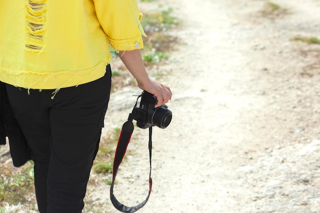 Fotocamera nelle mani di un fotografo