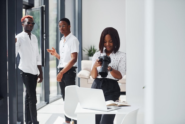 Fotocamera per test donna Gruppo di uomini d'affari afroamericani che lavorano insieme in ufficio