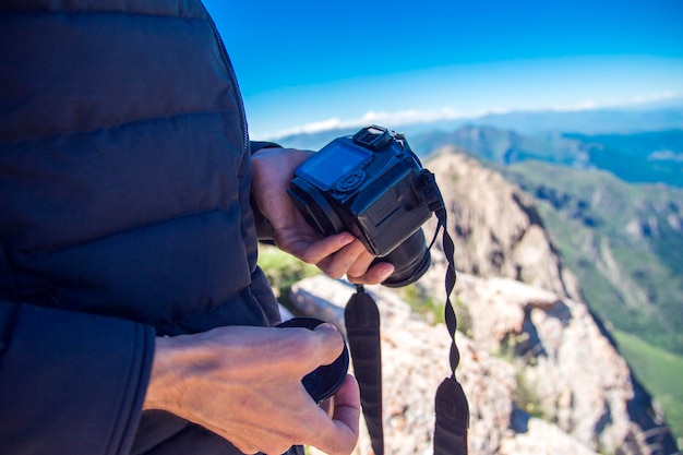 fotocamera professionale in mano all'uomo in natura