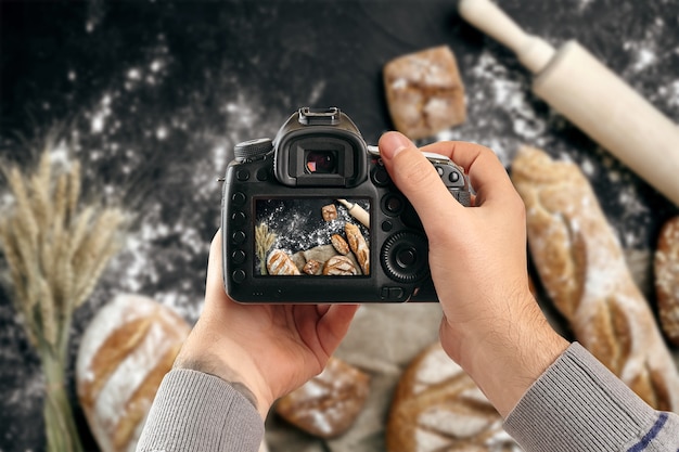 Fotocamera reflex digitale a obiettivo singolo nelle mani uomo fotografo fa foto mani maschili tenere la fotocamera c...