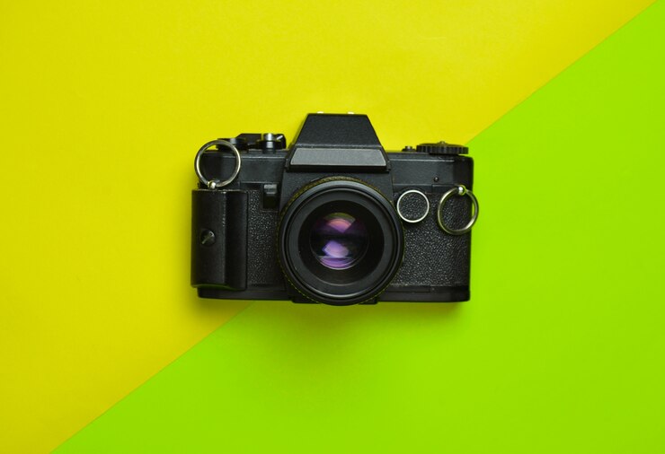 Foto fotocamera retrò, piatta, vista dall'alto, tendenza minimalista.