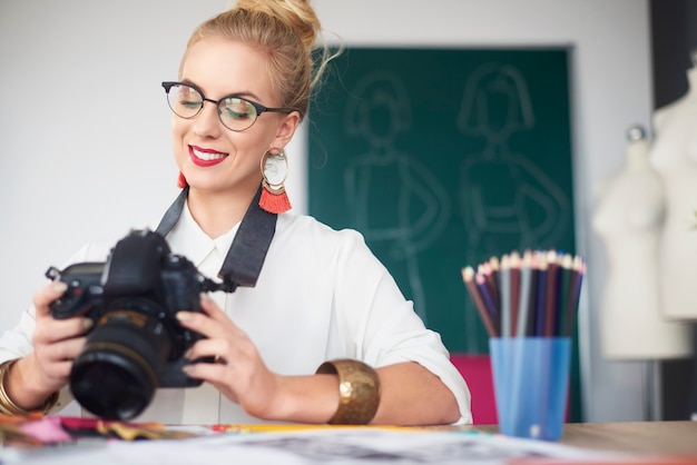 Fotografa che guarda le sue immagini