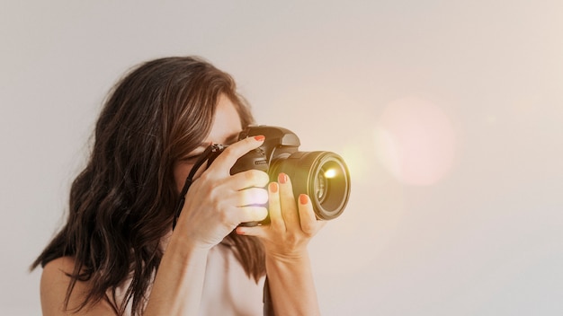 Fotografa femminile che scatta una foto