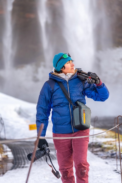 Fotografa in inverno in Islanda che visita la cascata di Seljalandsfoss