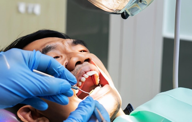Fotografa un dentista che esegue una procedura dentale