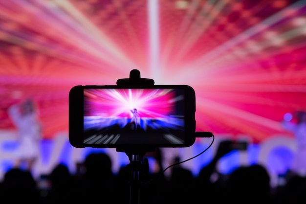 Fotografare con uno smartphone in concerto