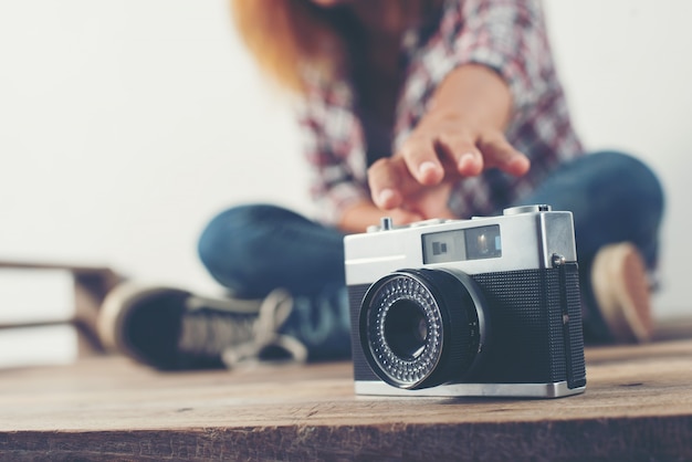 Fotografare di ripresa della telecamera vicino donna