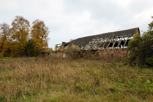 Fotografato le rovine di un vecchio edificio situato in Bielorussia