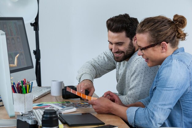 Fotografi che lavorano insieme alla scrivania