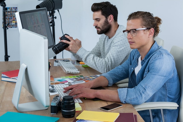 Fotografi che lavorano insieme alla scrivania