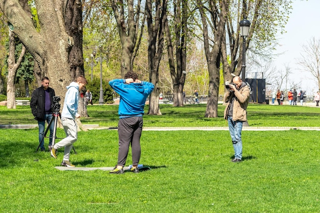 Fotografi che scattano foto di sportivi all'aperto