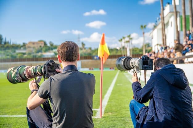 fotografi sportivi e giornalisti registrati durante la partita sul campo di calcio