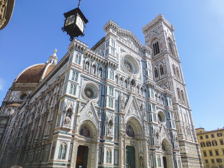 Foto fotografia a bassa angolazione della cattedrale di santa maria del fiore a firenze, in italia