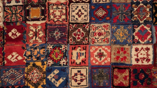 Fotografia a fotogramma completo di vari tappeti multicolori