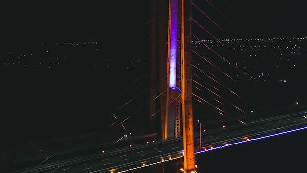 Fotografia a lunga esposizione minima e tranquilla della città di notte con ponte illuminato a led