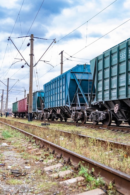 Fotografia a tema binario ferroviario dopo il passaggio del treno sulla ferrovia foto composta da lungo binario ferroviario prima del movimento veloce treno per ferrovia binario di trasporto ferroviario per treno alla ferrovia