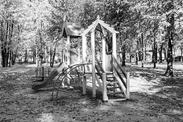 Fotografia a tema parco giochi vuoto con scivolo in metallo per bambini