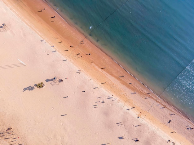 Fotografia aerea all'aperto spiaggia e vista sul mare dell'oceano