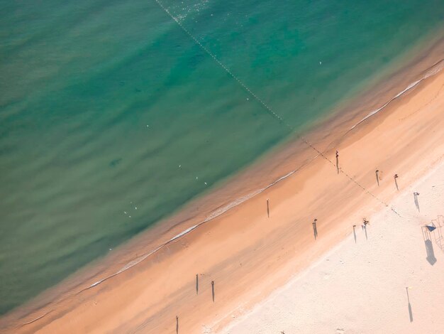 Fotografia aerea all'aperto spiaggia e vista sul mare dell'oceano