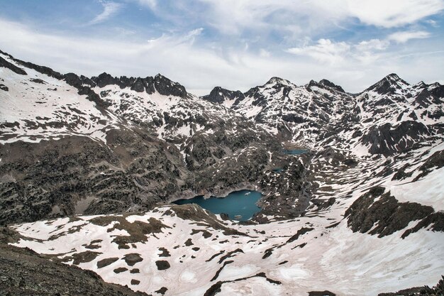 Fotografia aerea da un drone del picco innevato Musales nella Tena Valley of