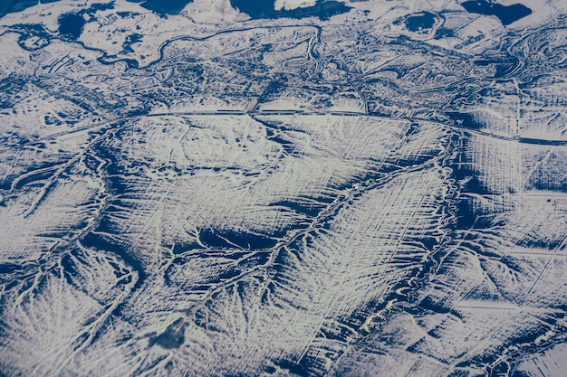 Fotografia aerea dall'altezza delle montagne di aerei nella neve in inverno in Siberia