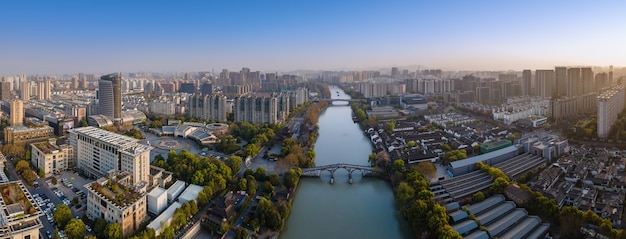 Fotografia aerea degli antichi edifici del ponte Gongchen a Hangzhou