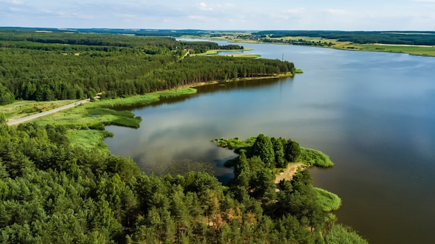Fotografia aerea del lago forest con drone