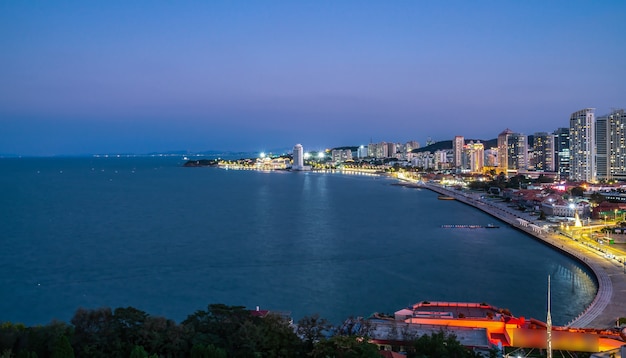 Fotografia aerea del paesaggio architettonico urbano di Yantai di notte