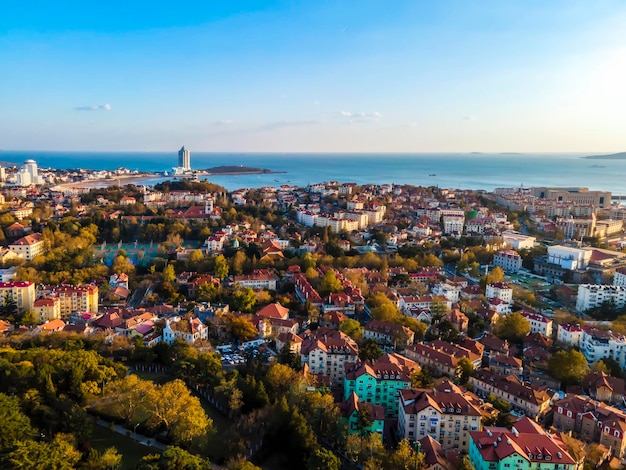 Fotografia aerea del paesaggio costiero della città vecchia di Qingdao in Cina