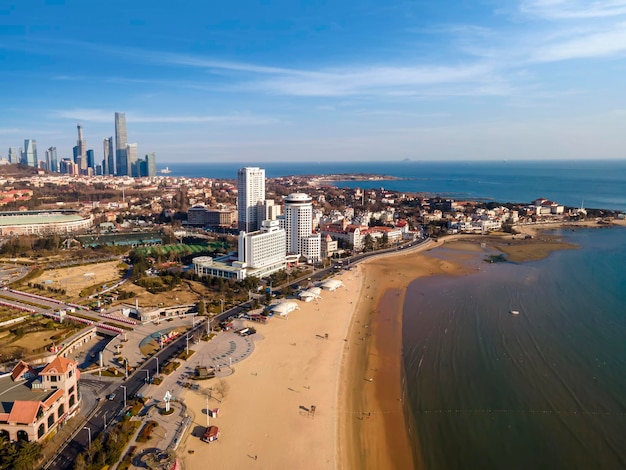 Fotografia aerea del paesaggio costiero della città vecchia di Qingdao in Cina