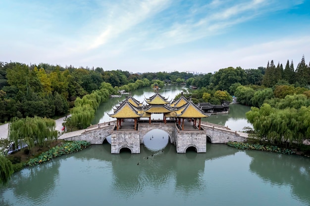 Fotografia aerea del paesaggio del giardino cinese di Slender West Lake a Yangzhou