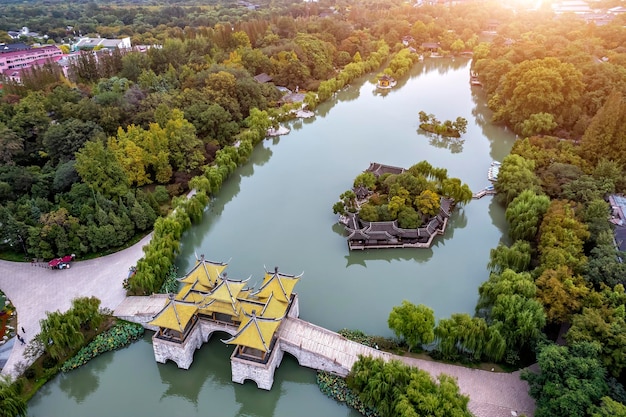 Fotografia aerea del paesaggio del giardino cinese di Slender West Lake a Yangzhou