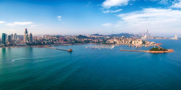 Fotografia aerea del paesaggio del ponte a cavalletto della baia di Qingdao