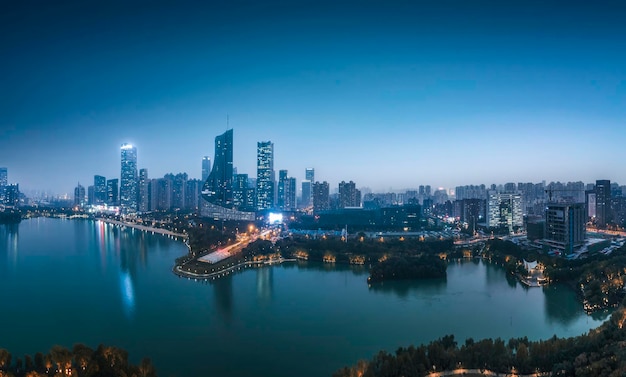 Fotografia aerea del paesaggio della città di Hefei di notte