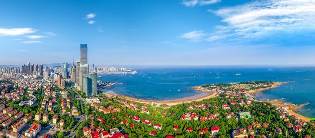 Fotografia aerea del paesaggio della costa della città di Qingdao